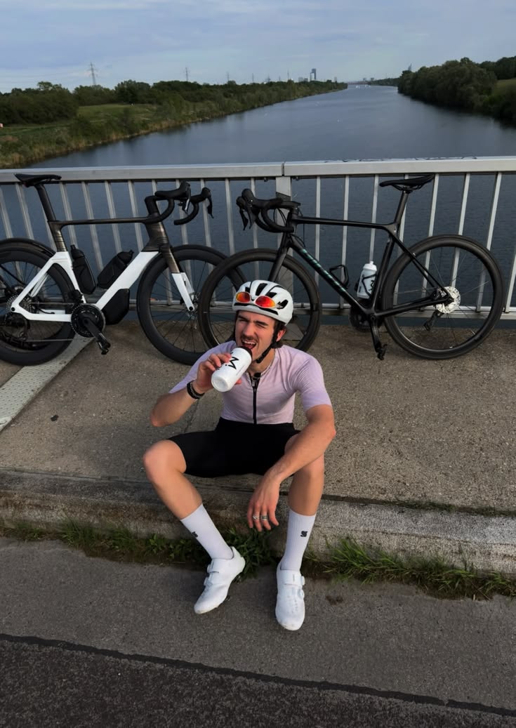 Cyklista s lahví na mostě
